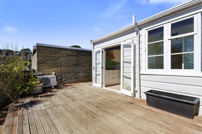 Photo of property in 5 Glendavar Street, Berhampore, Wellington, 6023