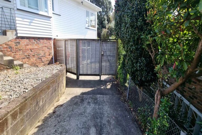 Photo of property in 16 Royal View Road, Te Atatu South, Auckland, 0610