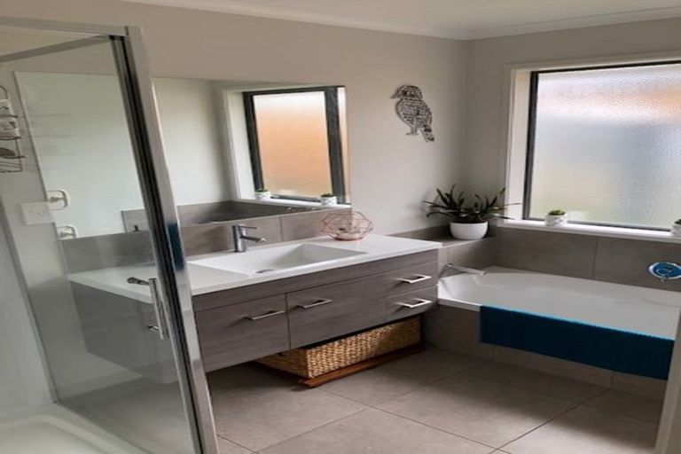 Photo of property in 52 Fairfax Crescent, Pyes Pa, Tauranga, 3112