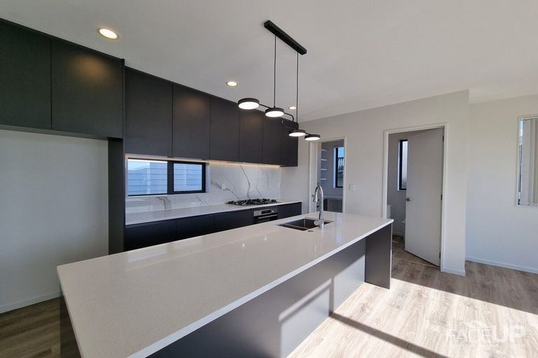 Photo of property in 17a Marina View Drive, West Harbour, Auckland, 0618