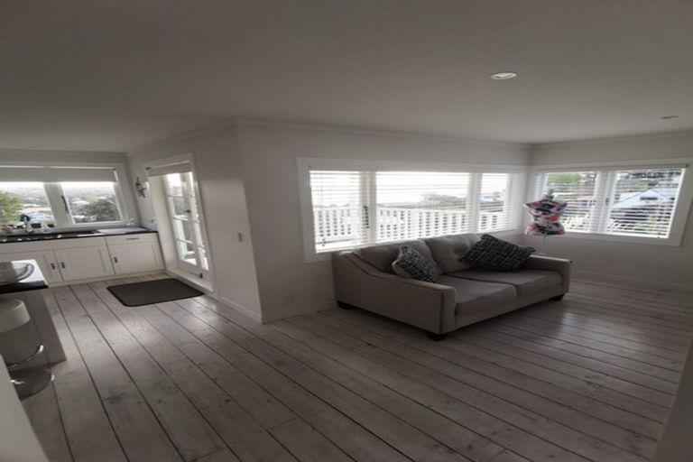 Photo of property in 12 Tindalls Bay Road, Tindalls Beach, Whangaparaoa, 0930