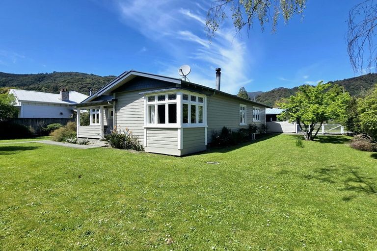 Photo of property in 16 Buller Street, Picton, 7220