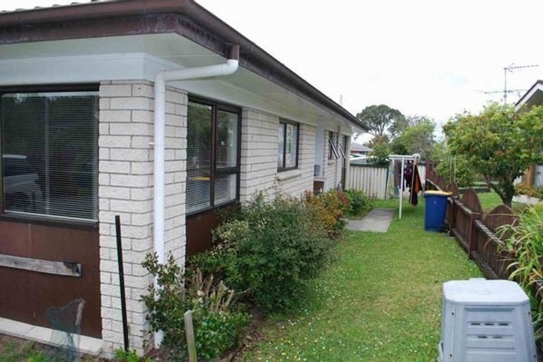 Photo of property in 2 Darlington Place, Glendene, Auckland, 0602