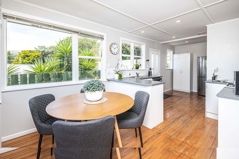 Photo of property in 58 Catherine Crescent, Paparangi, Wellington, 6037