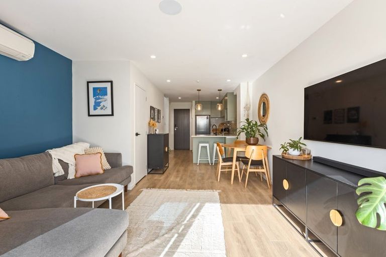 Photo of property in 1 Royal View Road, Te Atatu South, Auckland, 0610