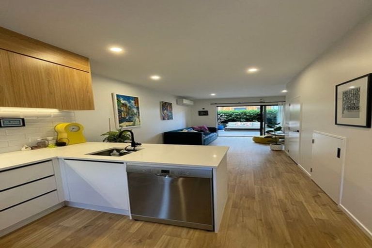 Photo of property in 4/89 Beach Road, Te Atatu Peninsula, 0610