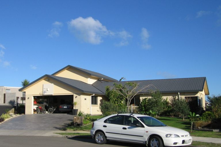 Photo of property in 8 Te Ropata Place, Waikanae Beach, Waikanae, 5036