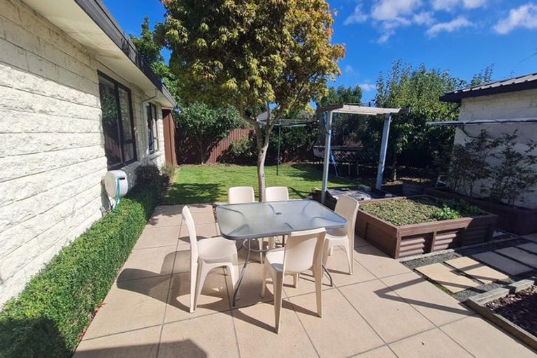 Photo of property in 12 Gatonby Place, Avonhead, Christchurch, 8042