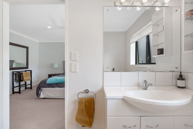 Photo of property in 2 Four Oaks Place, Pukekohe, 2120