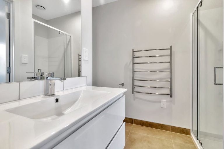 Photo of property in 6/1 Fruitvale Road, New Lynn, Auckland, 0600