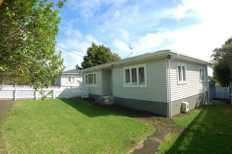 Photo of property in 1/3 Raleigh Road, Northcote, Auckland, 0627