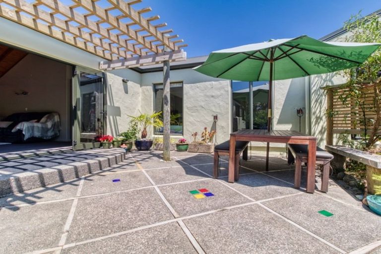 Photo of property in 2 Ritchie Place, Havelock North, 4130