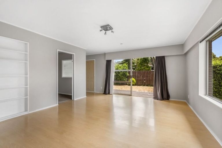 Photo of property in 1/9 Paruru Avenue, Northcote, Auckland, 0627