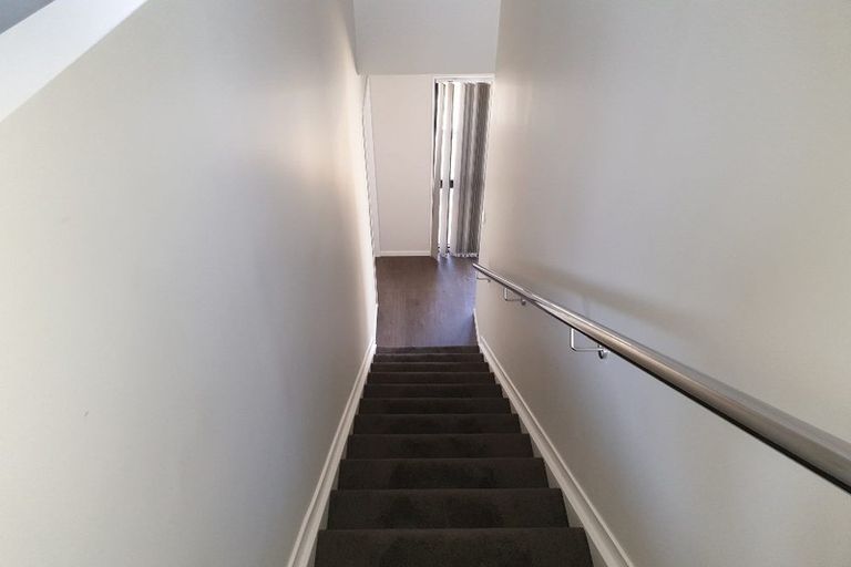 Photo of property in 21 Millcroft Lane, Ranui, Auckland, 0612