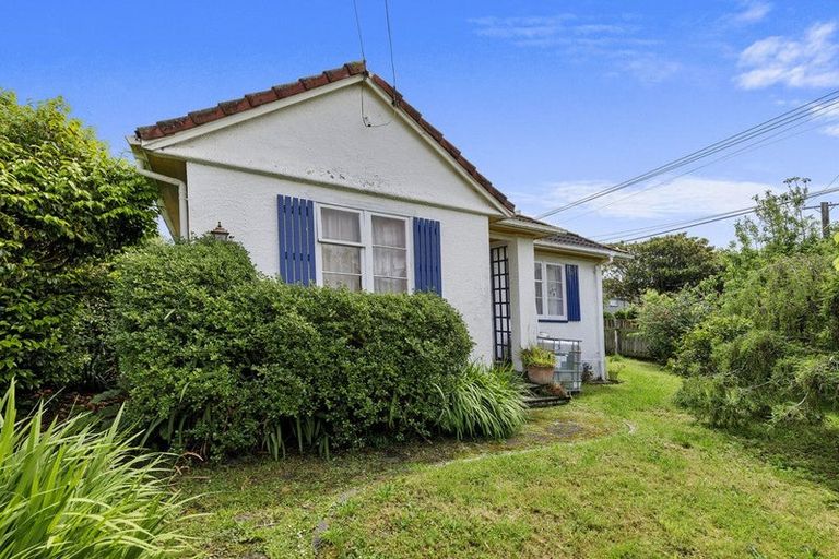 Photo of property in 15 Raymond Terrace, Fairfield, Lower Hutt, 5011
