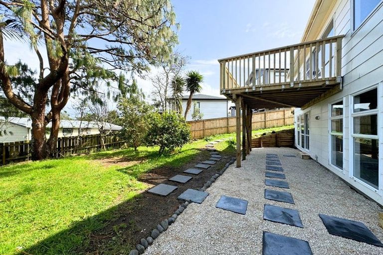 Photo of property in 9 Woodhouse Place, West Harbour, Auckland, 0618