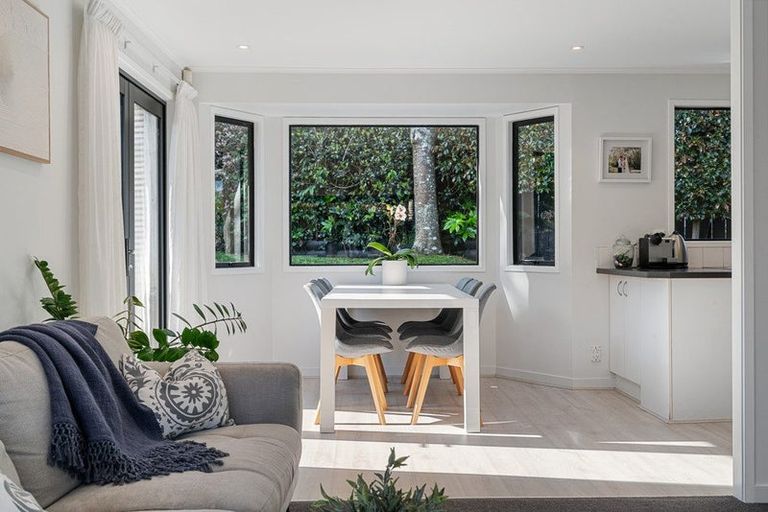 Photo of property in 8 Tilia Place, Totara Heights, Auckland, 2105