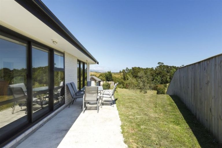 Photo of property in 20 La Lena Grove, Fitzherbert, Palmerston North, 4410