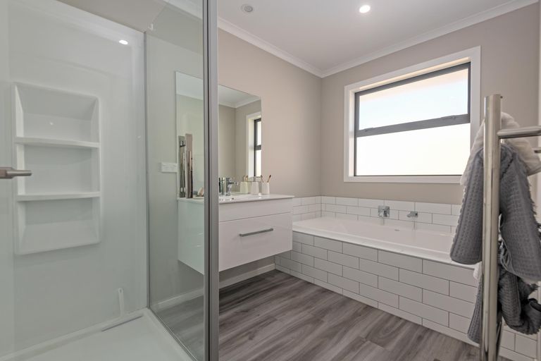 Photo of property in 20 Atlantic Drive, Fitzherbert, Palmerston North, 4410