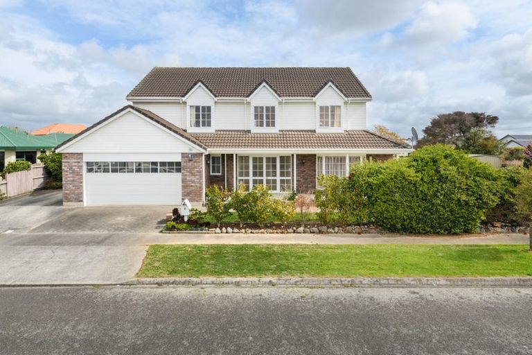 Photo of property in 2 Rosebank Avenue, Kelvin Grove, Palmerston North, 4414