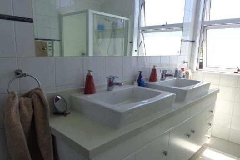 Photo of property in 18 Marina View Drive, West Harbour, Auckland, 0618