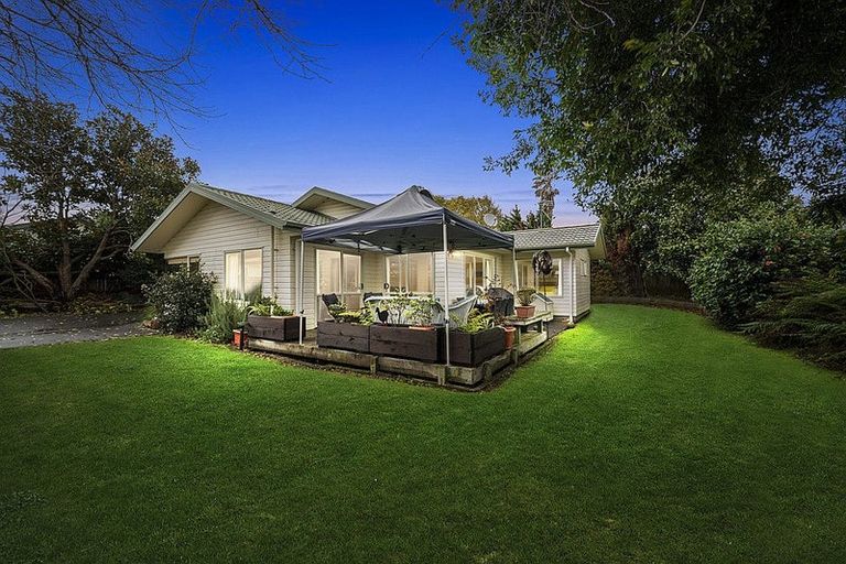 Photo of property in 8a Sandspit Road, Waiuku, 2123