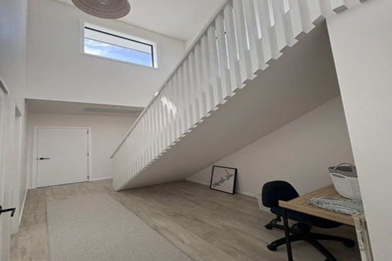 Photo of property in 37 Boeing Way, Newlands, Wellington, 6037