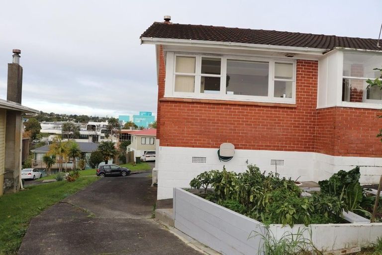 Photo of property in 6 Camelot Place, Glenfield, Auckland, 0629