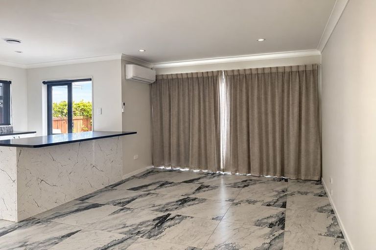 Photo of property in 16 Lobelia Rise, Goodwood Heights, Auckland, 2105