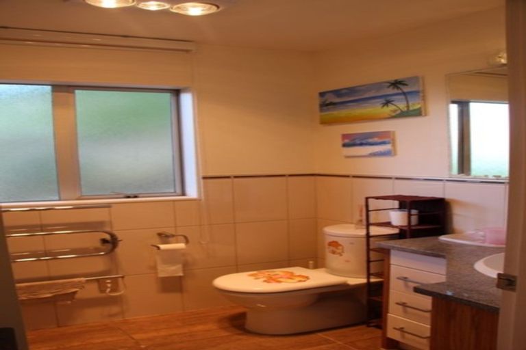 Photo of property in 16c Arahia Street, Northcote, Auckland, 0627