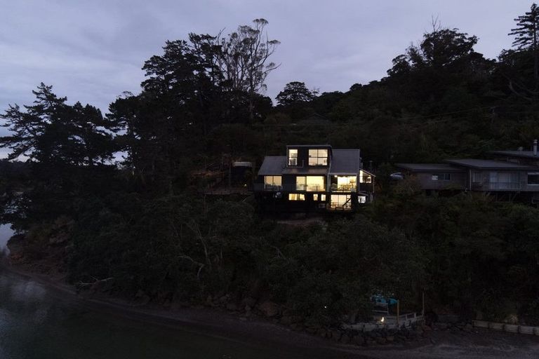Photo of property in 254 Wade River Road, Wade Heads, Whangaparaoa, 0932