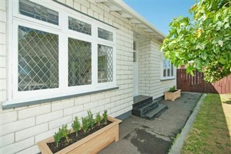 Photo of property in 33 Leighton Avenue, Waiwhetu, Lower Hutt, 5010