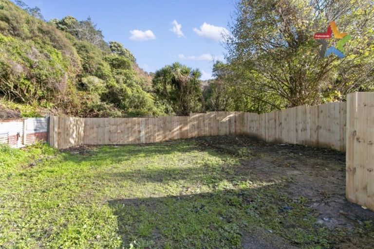 Photo of property in 121 Wellington Road, Wainuiomata, Lower Hutt, 5014