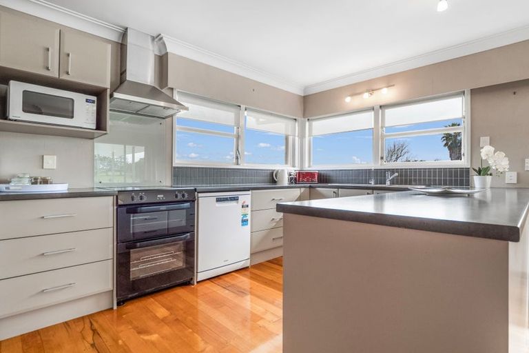 Photo of property in 12 Racecourse Road, Waiuku, 2123