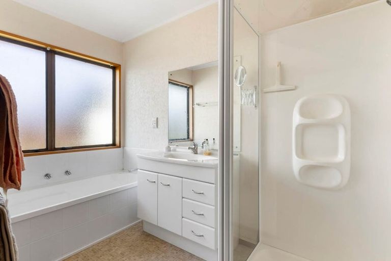 Photo of property in 16 Hayes Place, Half Moon Bay, Auckland, 2012