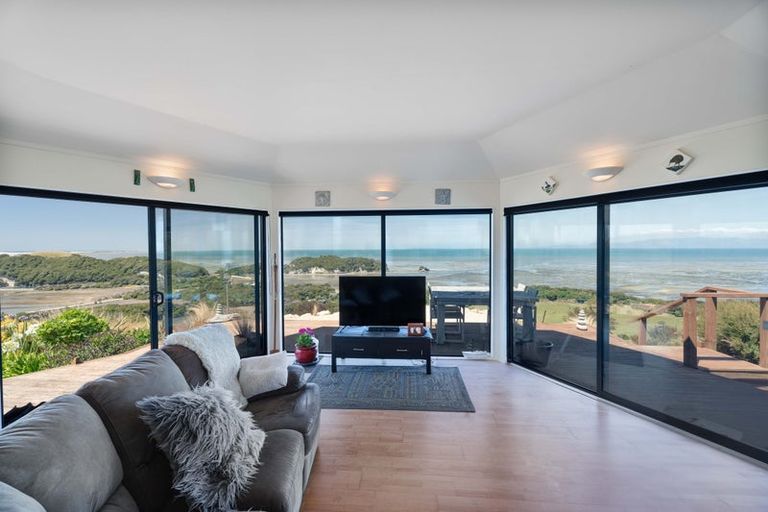 Photo of property in 51 Wharariki Road, Puponga, Collingwood, 7073