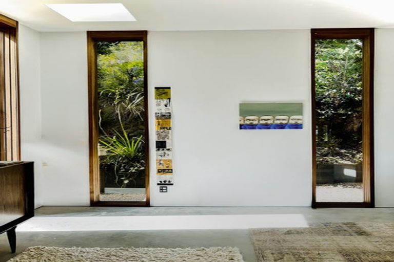 Photo of property in 11 Richmond Road, Mahina Bay, Lower Hutt, 5013