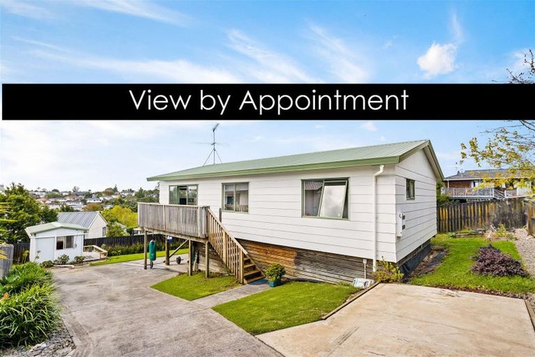 Photo of property in 1 Maywood Crescent, Glen Eden, Auckland, 0602