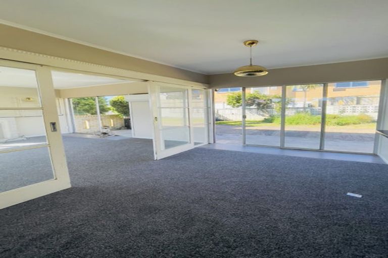 Photo of property in 25 Ellesmere Crescent, Pakuranga Heights, Auckland, 2010