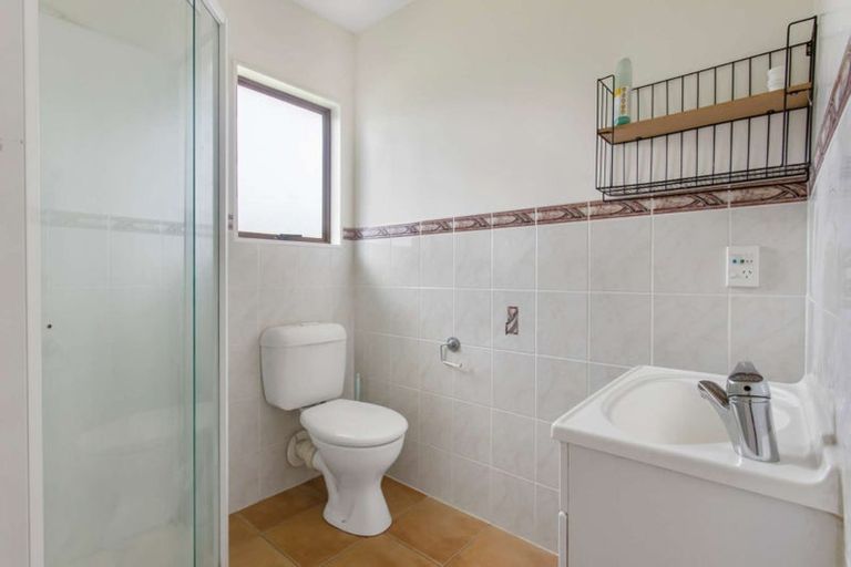 Photo of property in 2 Pistachio Place, Goodwood Heights, Auckland, 2105