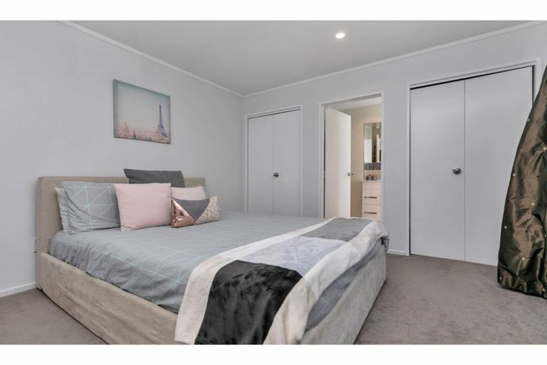 Photo of property in 1/38 Sailfish Drive, West Harbour, Auckland, 0618