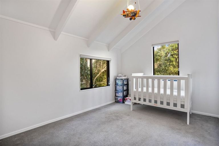 Photo of property in 2/10 Helicon Place, Totara Vale, Auckland, 0629