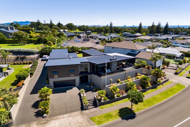 Photo of property in 15 Links Drive, Waiwhakaiho, New Plymouth, 4312