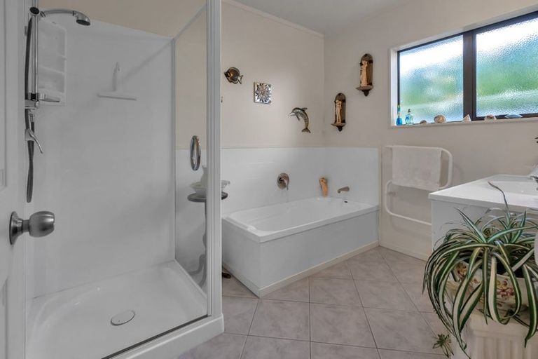 Photo of property in 32 Bermuda Place, One Tree Point, 0118