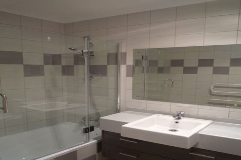 Photo of property in 71 Kemp Road, Massey, Auckland, 0614