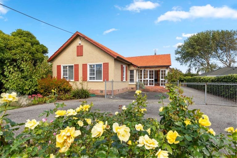 Photo of property in 1 Weraroa Road, Waverley, 4510