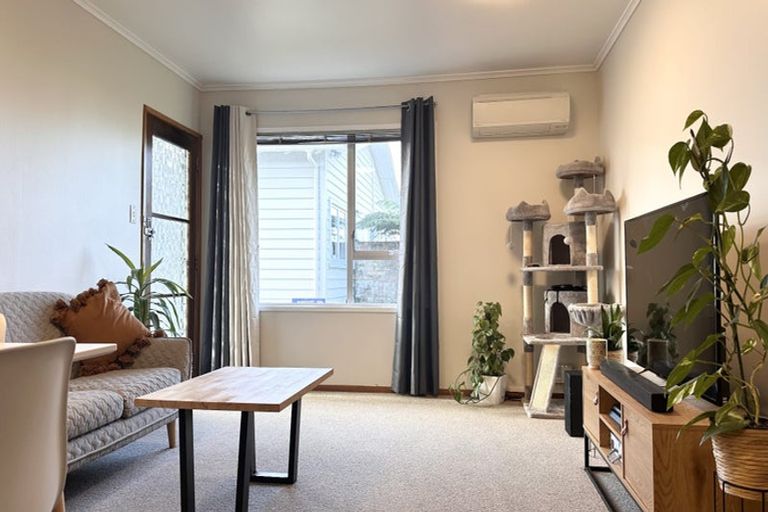 Photo of property in 2/54 Titirangi Road, New Lynn, Auckland, 0600