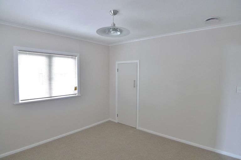 Photo of property in 1/3 Raleigh Road, Northcote, Auckland, 0627