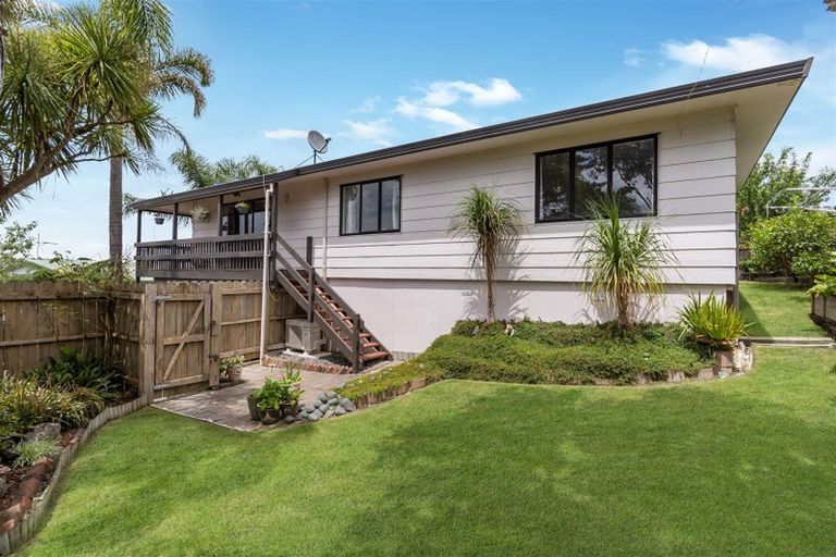 Photo of property in 1/70 Totaravale Drive, Totara Vale, Auckland, 0629