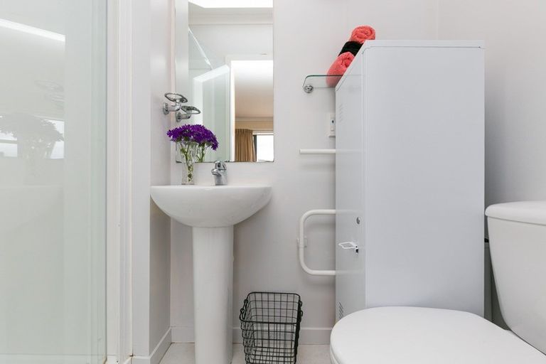 Photo of property in Endeavour Apartments, 6/125 Thorndon Quay, Pipitea, Wellington, 6011